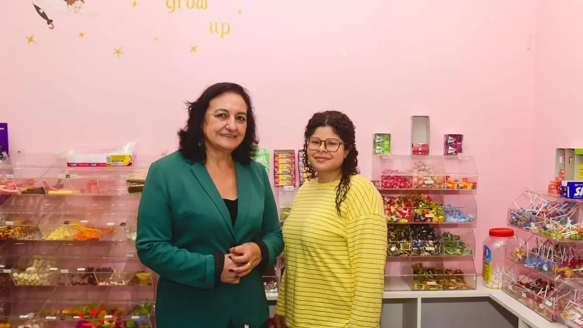 Gominolandia Mely, un referente de chucherías en A Coruña, sigue creando recuerdos tras más de 80 años en la plaza.