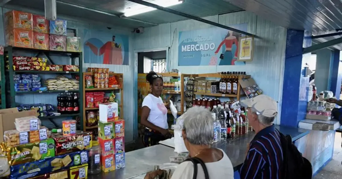 La economía cubana enfrenta un colapso que afecta gravemente a la población, con proyecciones inciertas para el futuro.