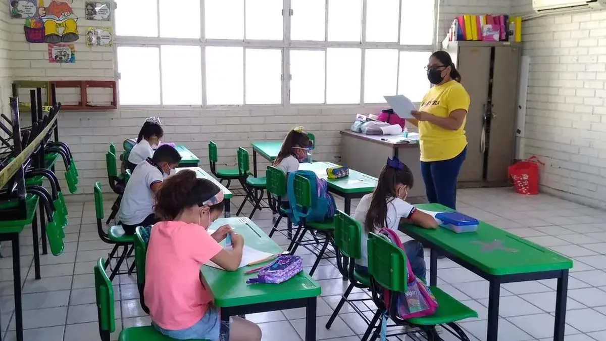 La educación argentina enfrenta un dilema entre tareas excesivas y resultados insuficientes.