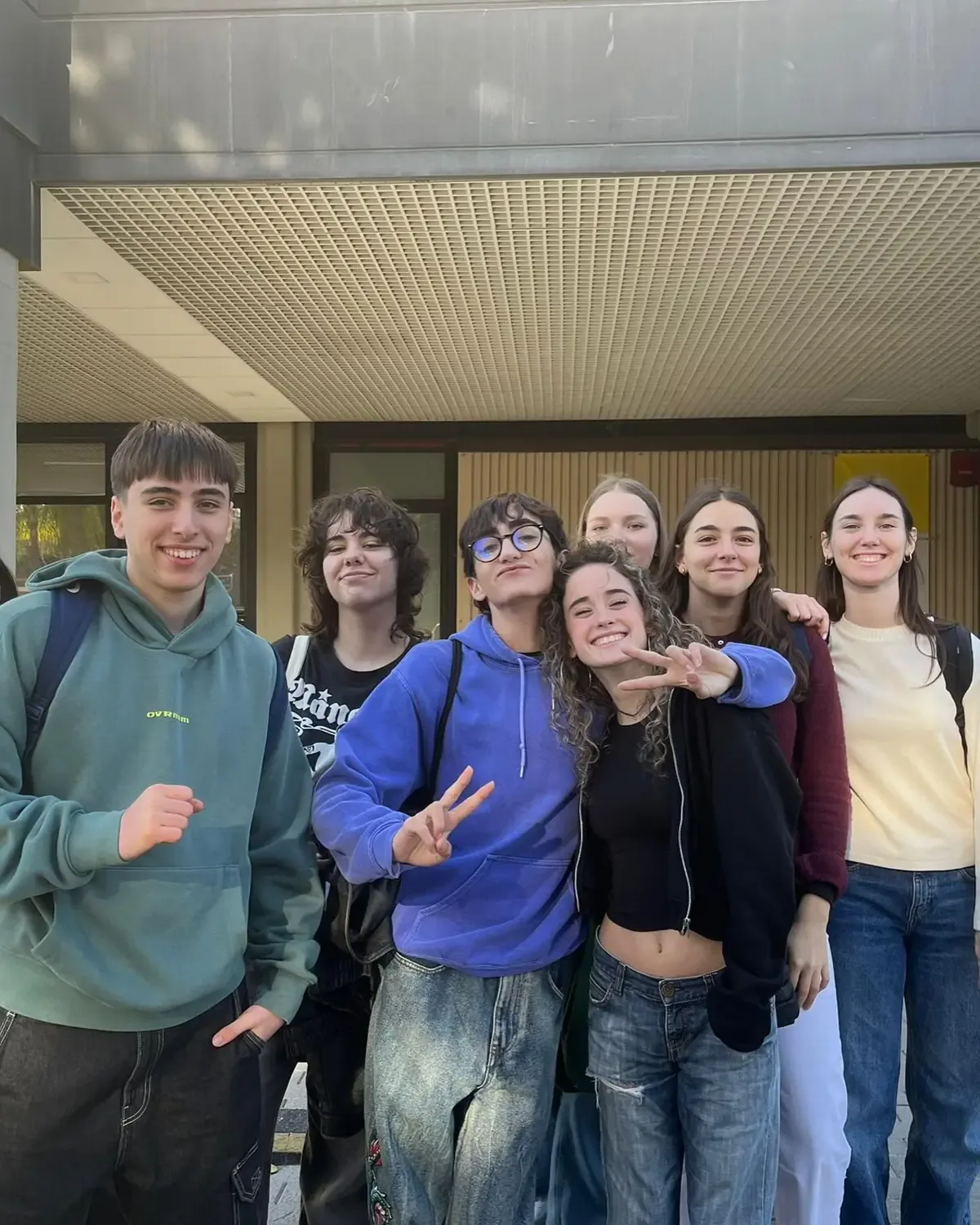 Un enfoque educativo que considera el bienestar emocional y social del alumnado y sus familias.