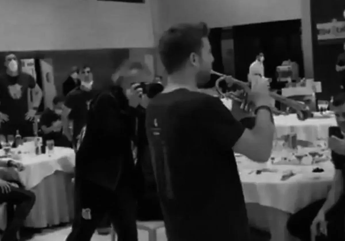 La emblemática celebración tras la victoria en la Copa del Rey revive en Sevilla.