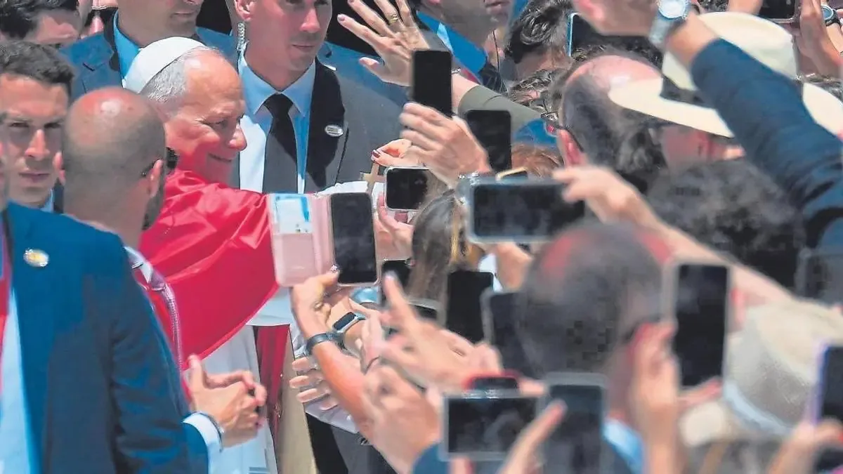 Centenares de personas se reúnen para recibir al pontífice, llenos de esperanza y alegría.