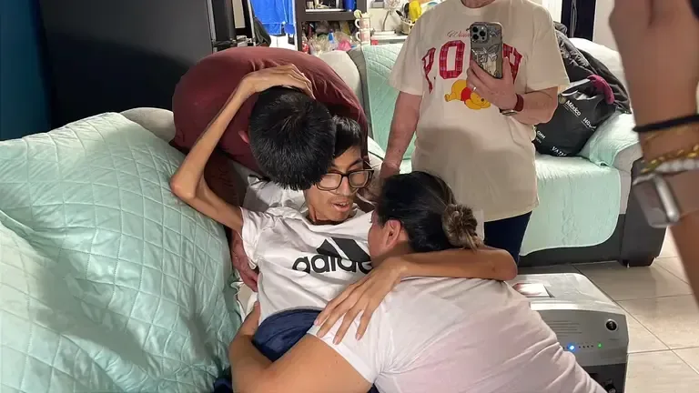 Kevin González se reunió con sus padres antes de fallecer a los 18 años, tras una larga espera por su liberación migratoria.