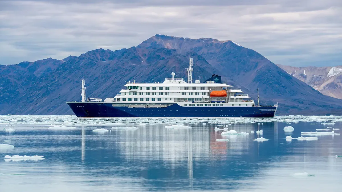 La enfermedad transmitida por roedores ha generado alarmas en un crucero, con investigaciones en curso.
