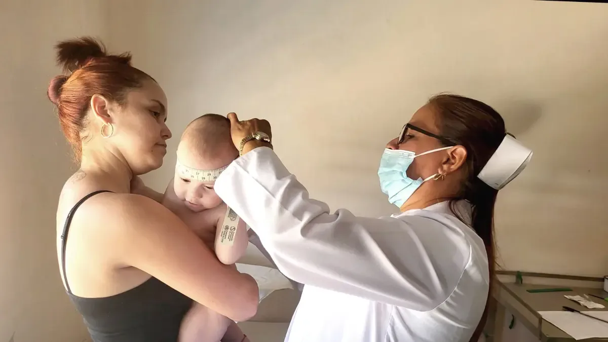 La labor de enfermeras transforma vidas y resalta la importancia del cuidado en la salud.