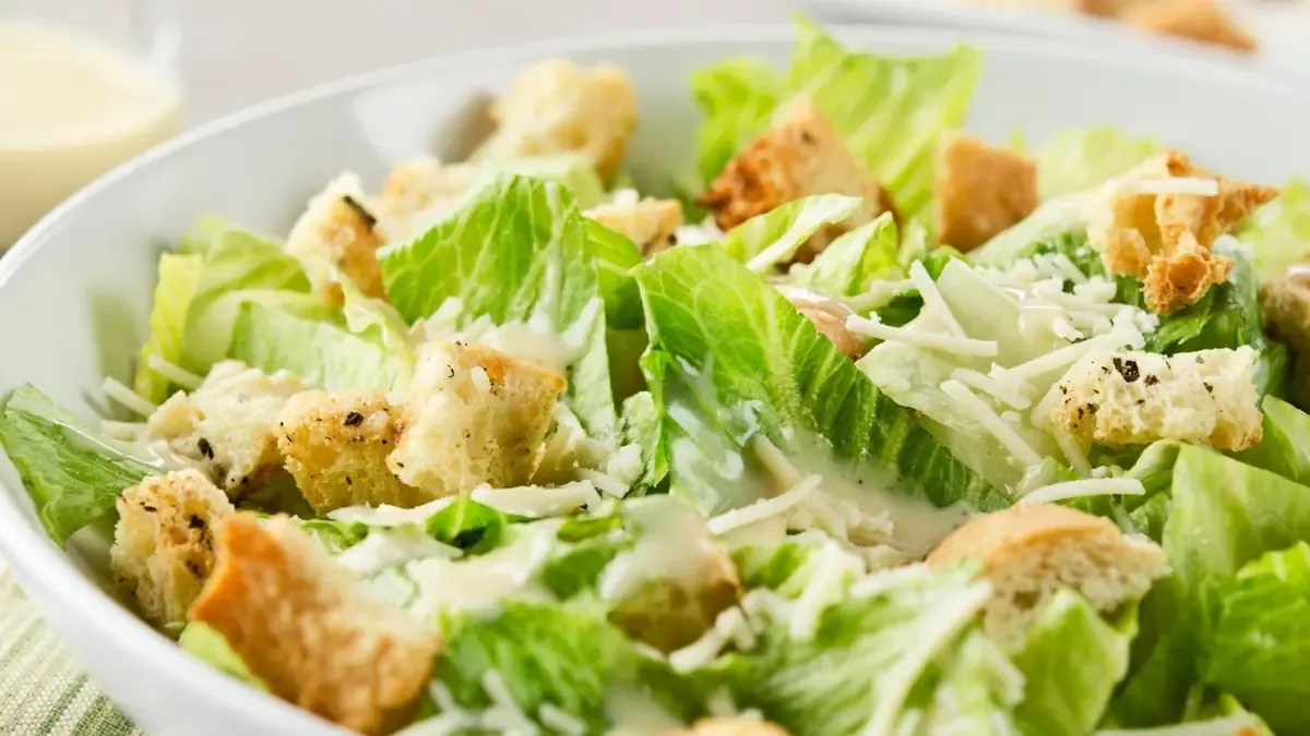 La tradicional ensalada César tiene un origen mexicano que muchos desconocen y revela errores comunes en su preparación.