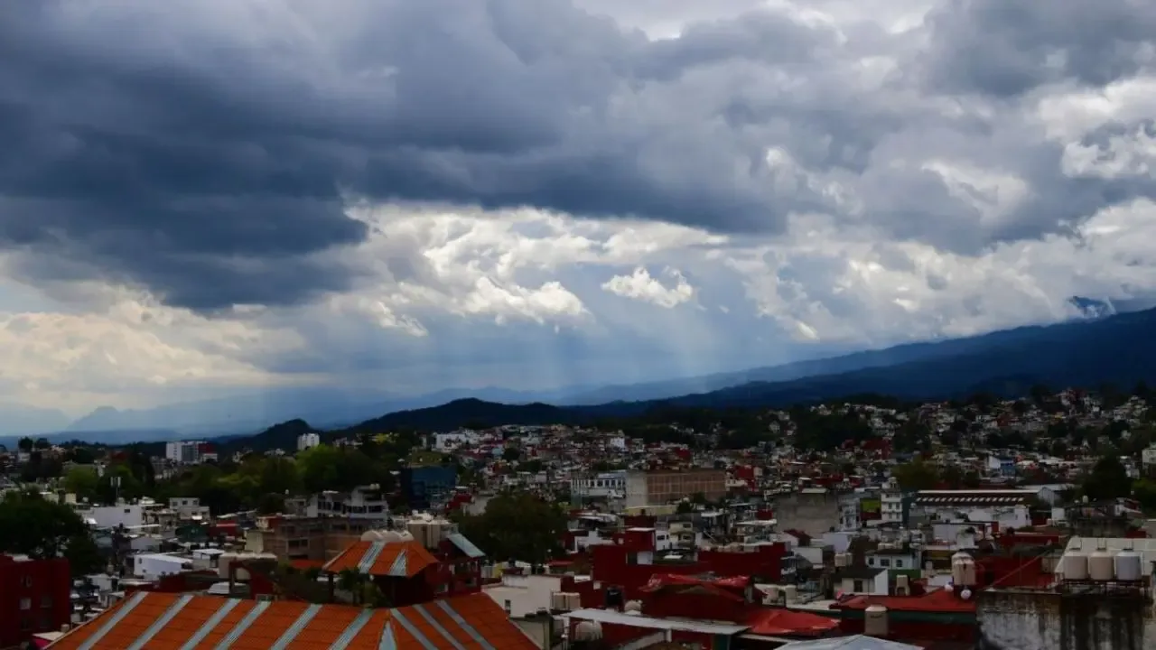 La entrada de un frente frío provoca vientos fuertes y temperaturas bajo cero en zonas altas de Veracruz.