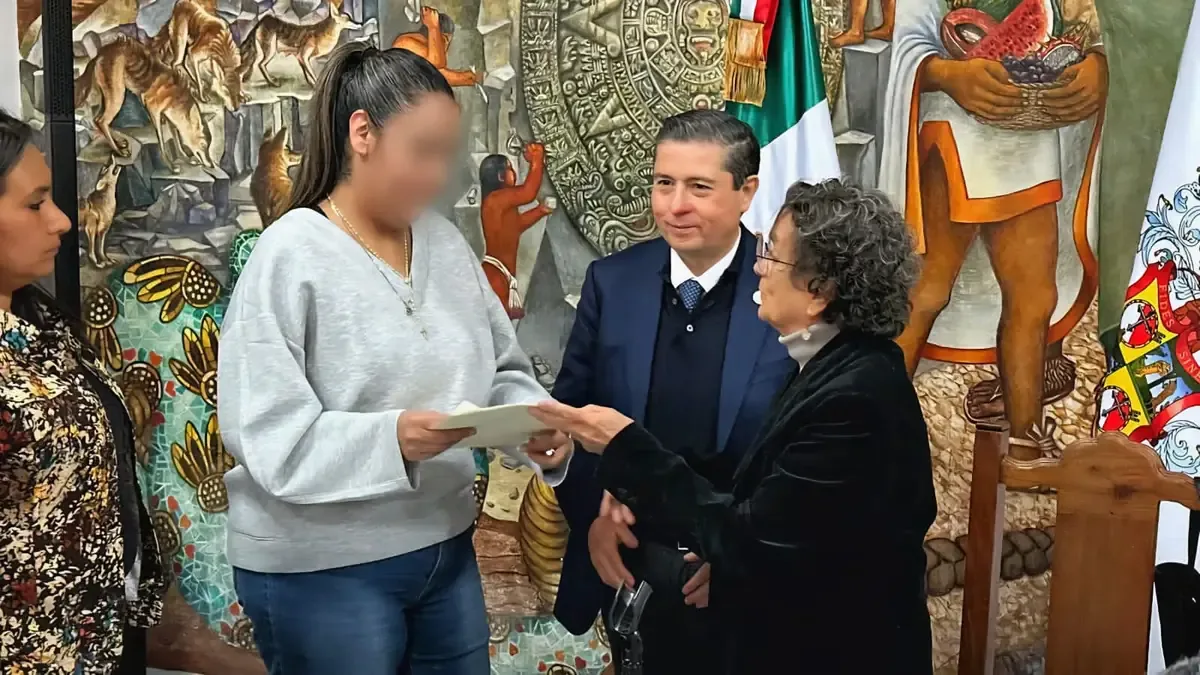 La entrega de cheques busca ayudar a las 25 familias afectadas a recuperarse tras el siniestro ocurrido en enero.