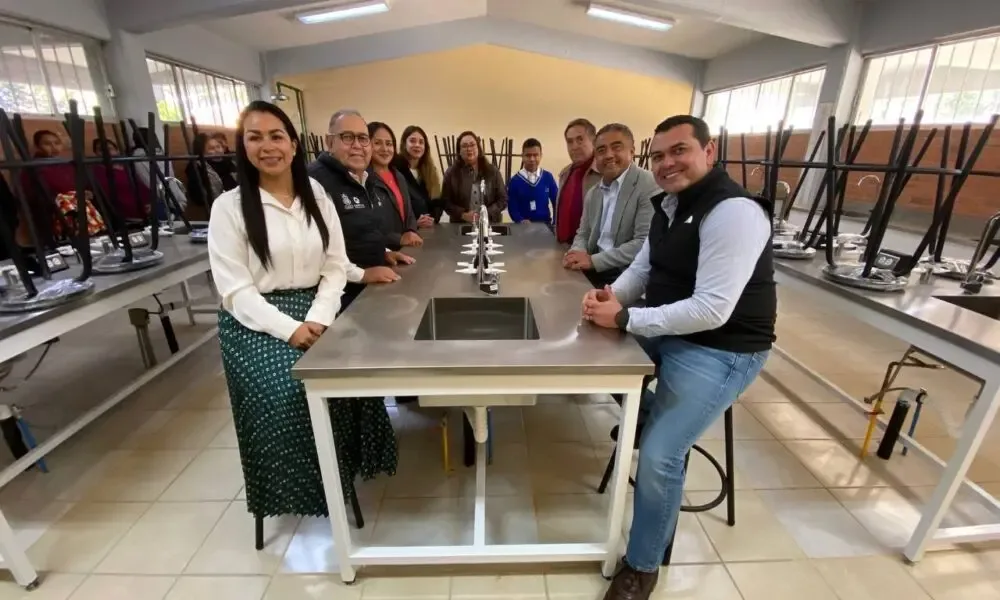 La entrega de equipamiento a estudiantes en El Sauz El Alto mejora la calidad educativa.