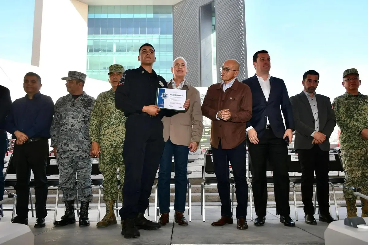 La entrega de equipamiento y personal fortalece la seguridad en Torreón.