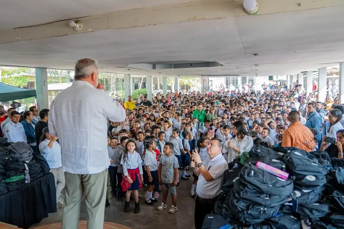 La entrega de útiles y merienda escolar beneficia a estudiantes de Cofradía.
