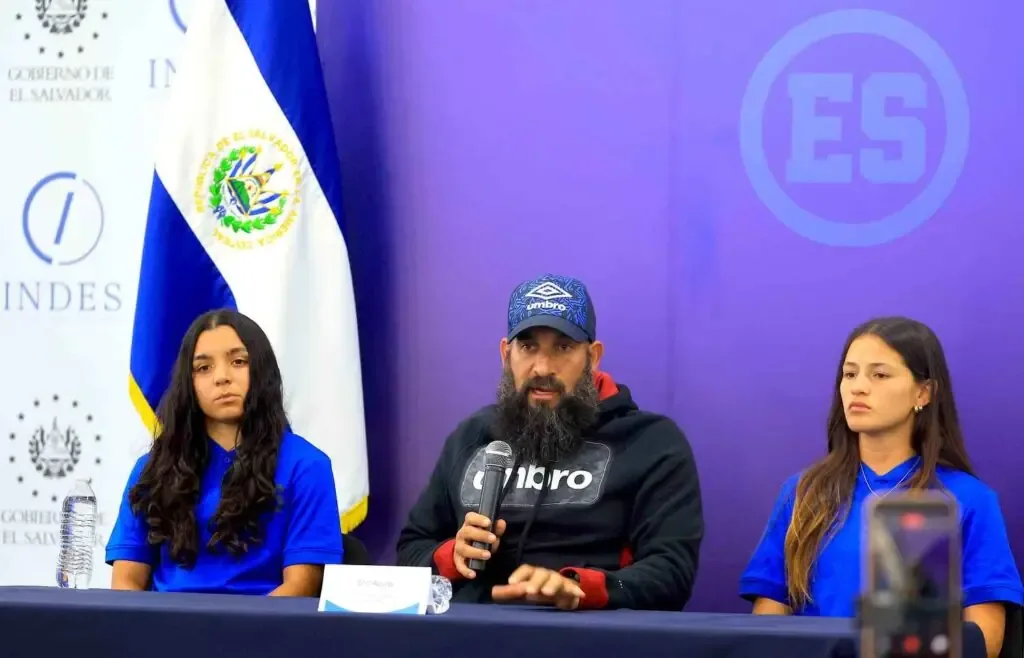 La entrenadora comparte su confianza y los retos del próximo partido eliminatorio.
