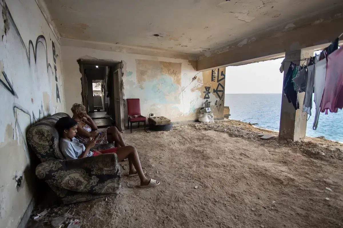 La escasez de combustible intensifica la crisis humanitaria en la isla.