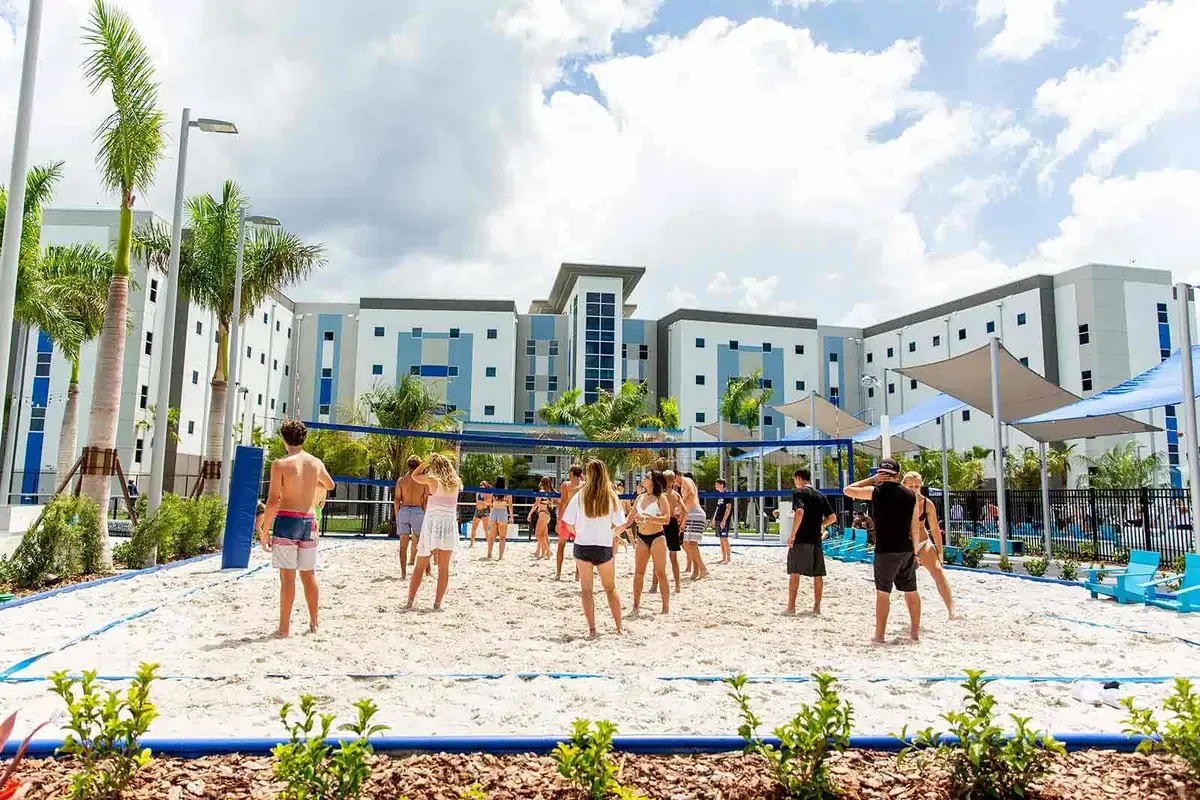 La escuela en Florida incumplió sanciones al recibir pagos de hijos de individuos vinculados al narcotráfico.