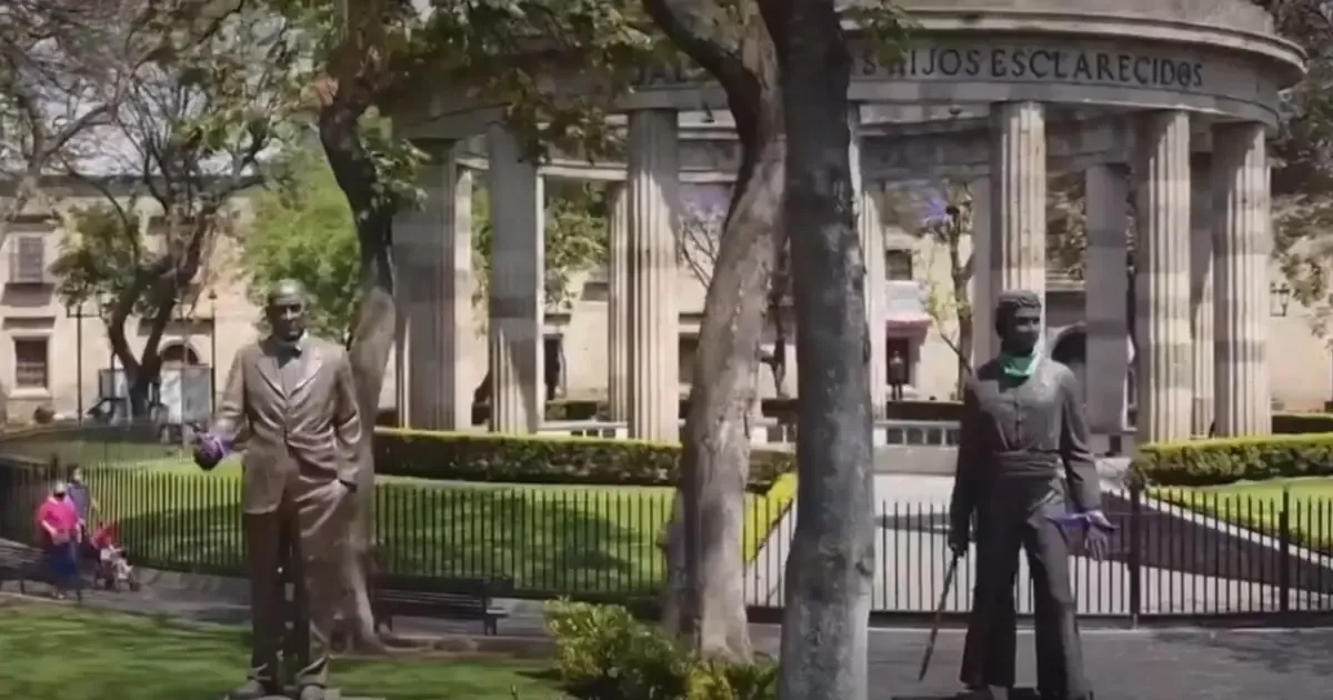 Un detalle en la estatua del famoso artista causa sorpresa entre visitantes de la Rotonda.