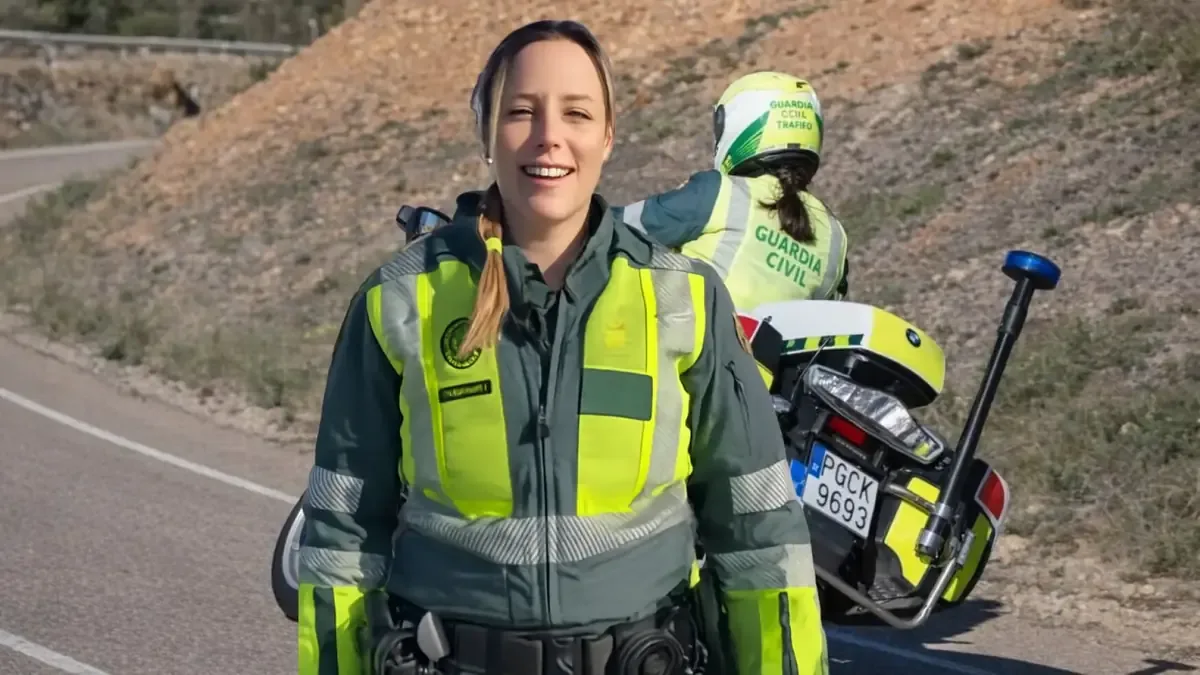 La especialista Paqui comparte su experiencia y retos en la Agrupación de Tráfico, destacando el papel de las mujeres en la fuerza.