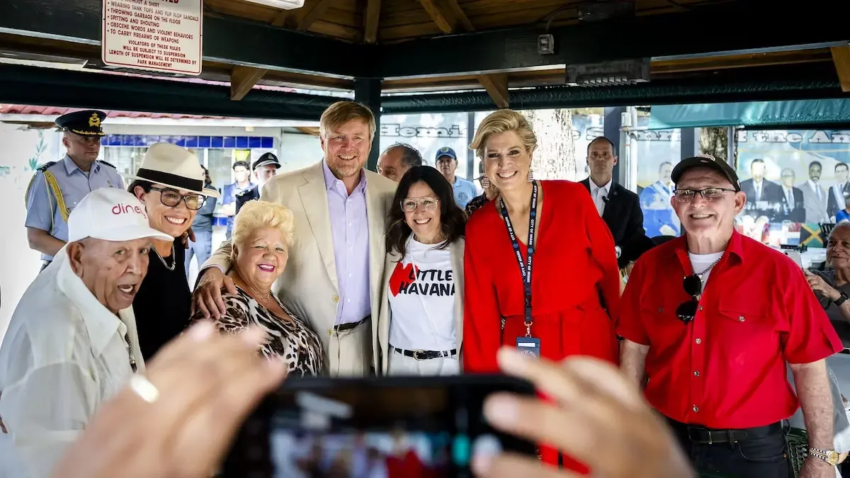 La espontánea partida de dominó de la pareja real cautiva a la comunidad latina en Miami.