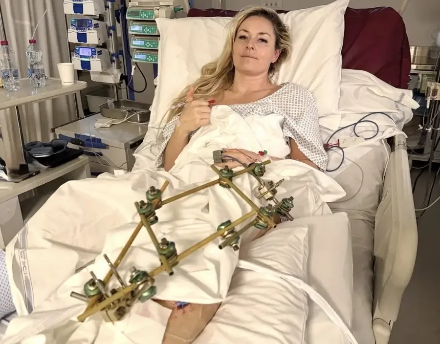 La esquiadora estadounidense se recupera de lesiones severas tras un fatal accidente en Italia.
