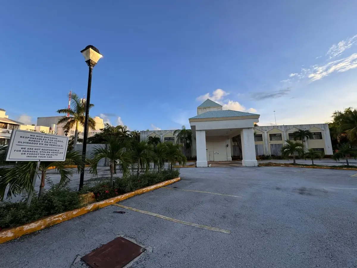La estrategia busca mejorar la imagen urbana y reducir riesgos en la zona hotelera.