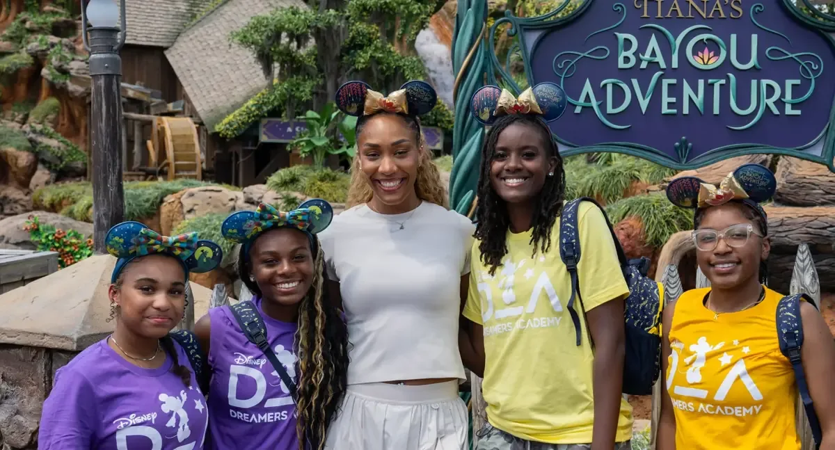 La estrella de la WNBA empodera a estudiantes en un evento inolvidable.