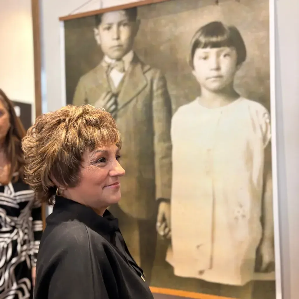 La exhibición celebra la lucha contra la discriminación y el legado de Lueras en la comunidad.