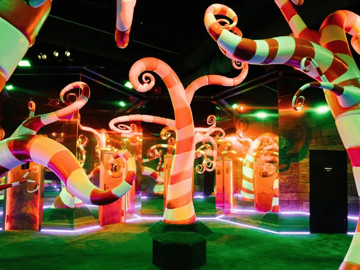 La exhibición ofrece una experiencia única con el arte y el universo del cineasta.