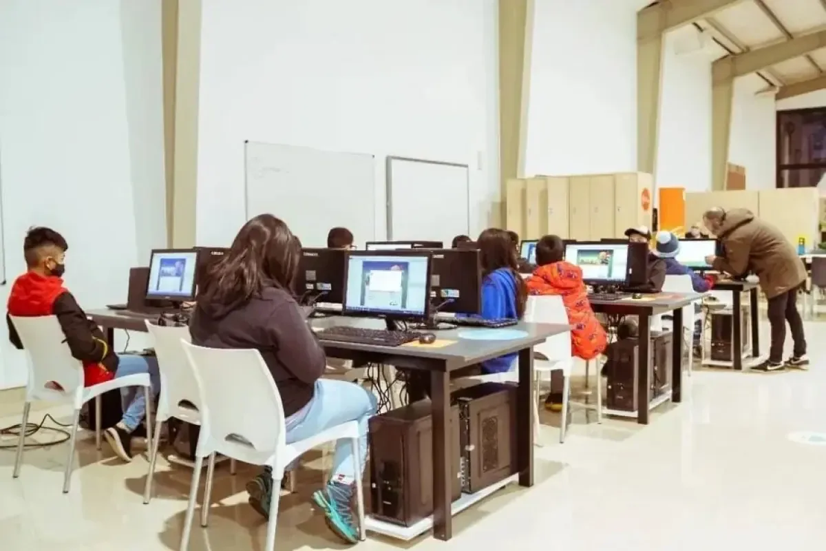 La experiencia con inteligencia artificial mejora la atención y personalización del aprendizaje en alumnos de primaria.