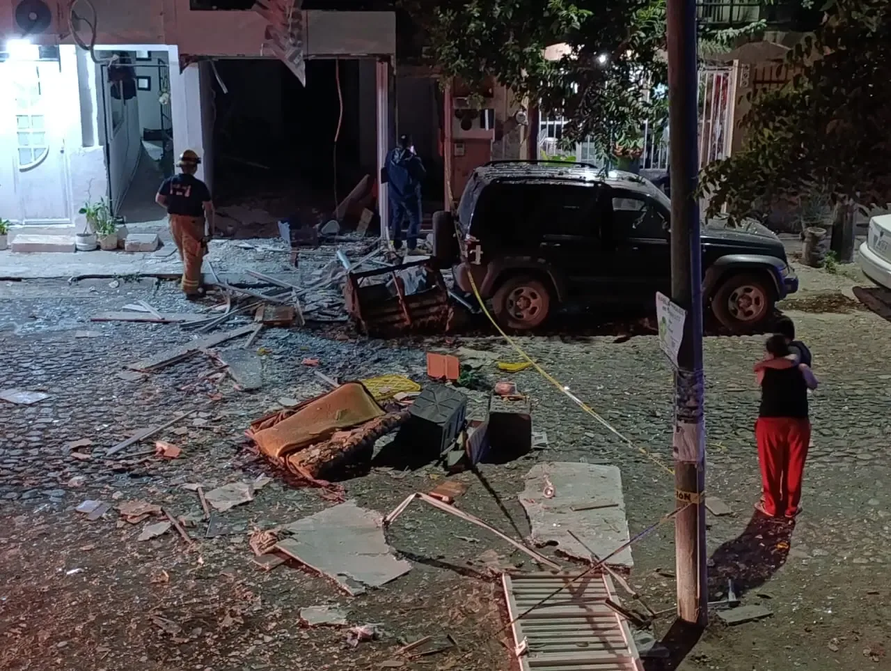 La explosión en Puerto Vallarta dejó importantes daños materiales y dos heridos.