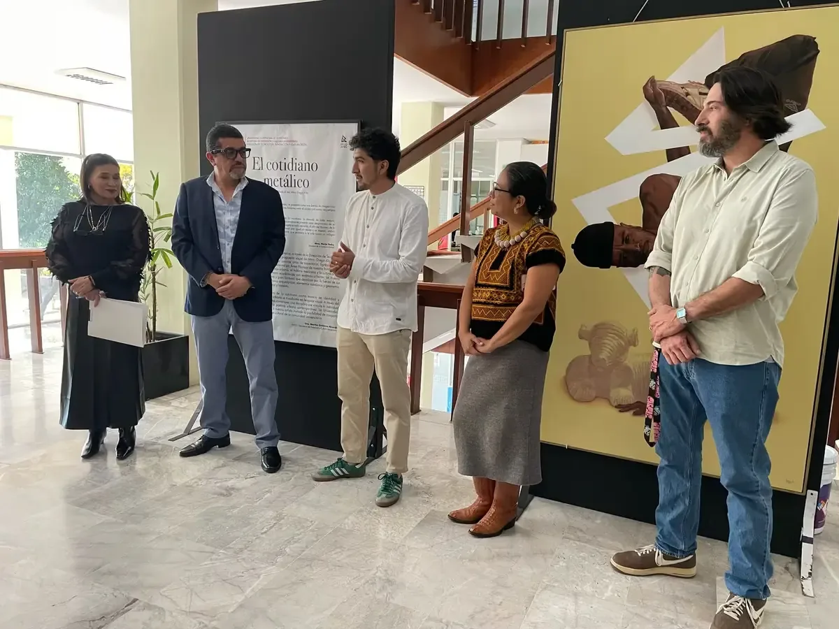 La exposición transforma la vida diaria en arte, destacando la belleza del entorno urbano.