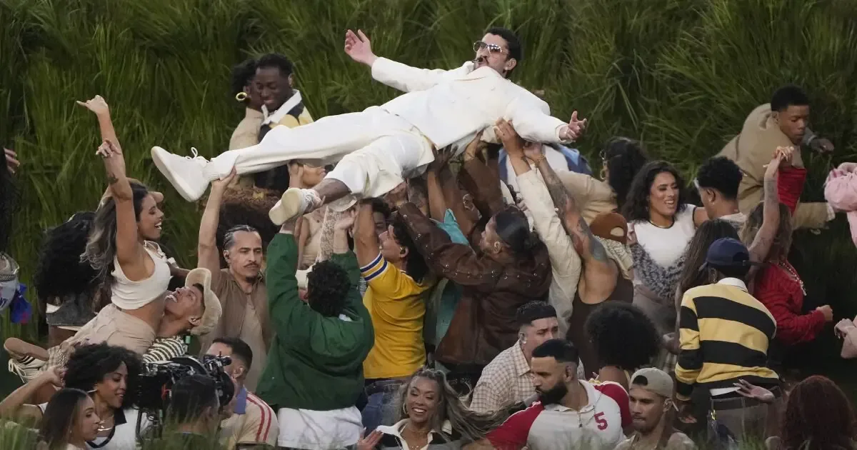 La exposición y el aumento en reproducciones de música compensan su actuación.