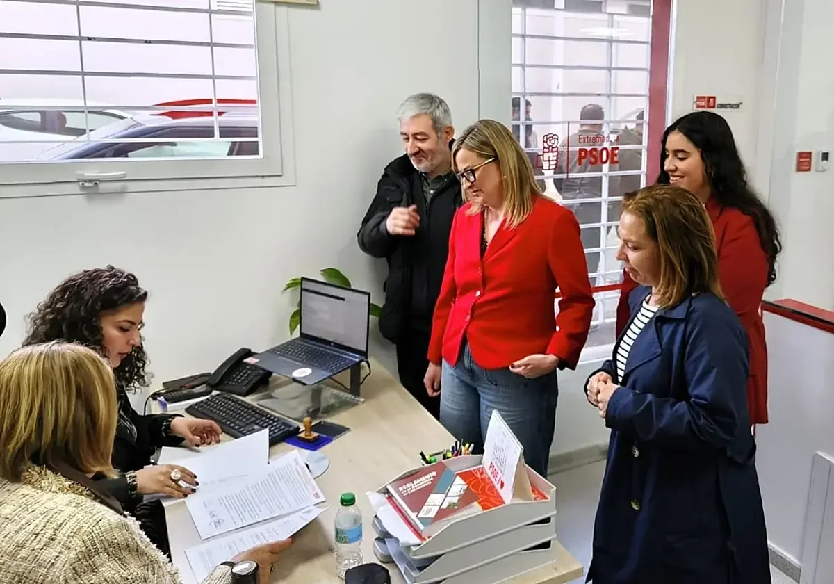 La expresidenta de la Asamblea de Extremadura busca unificación en el partido ante las próximas elecciones.