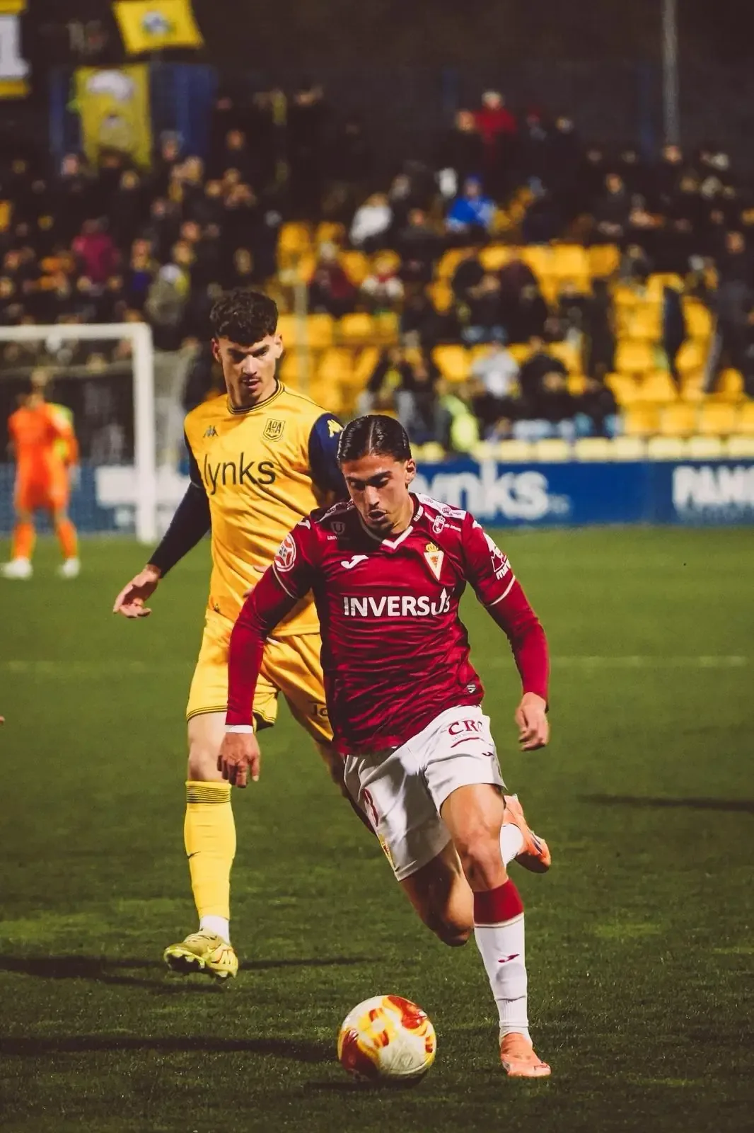 La expulsión de Gazzaniga y un gol en propia puerta afectan al equipo murciano.