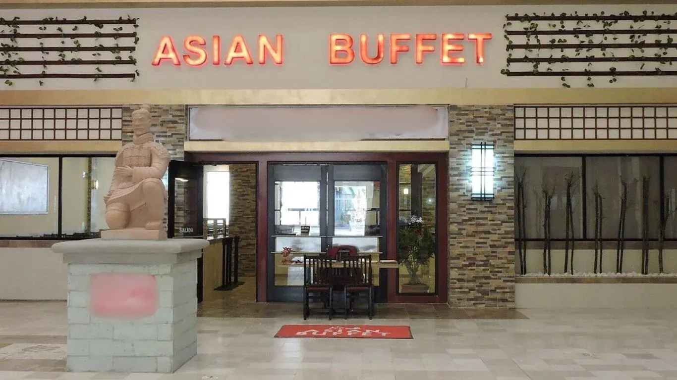 La fachada del Asian Buffet, cerrado temporalmente tras un incidente en Salamanca.