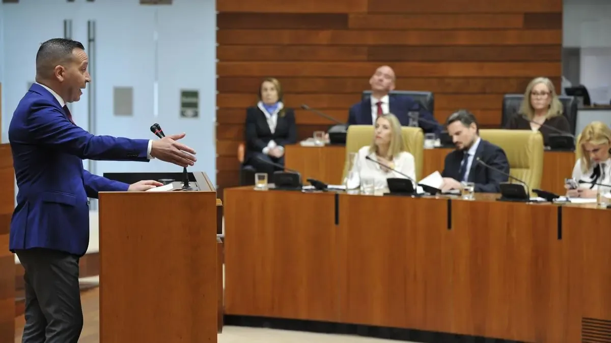 La falta de acuerdo para formar gobierno aumenta la presión política entre los partidos en Extremadura.