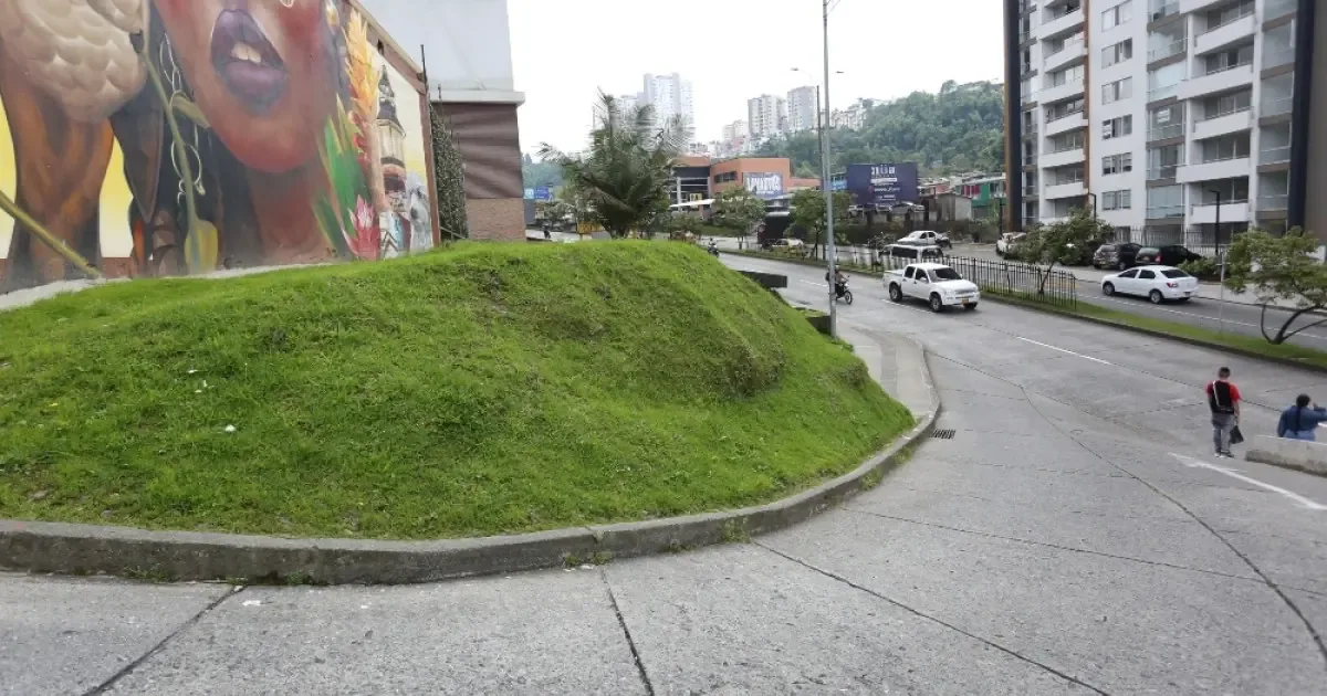 La falta de andenes y pasos peatonales pone en riesgo a vecinos y transeúntes.