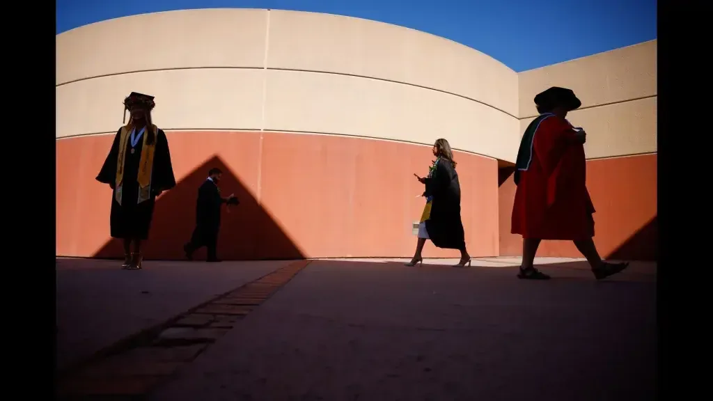 La falta de educación en sociología afecta la cohesión social y la democracia.