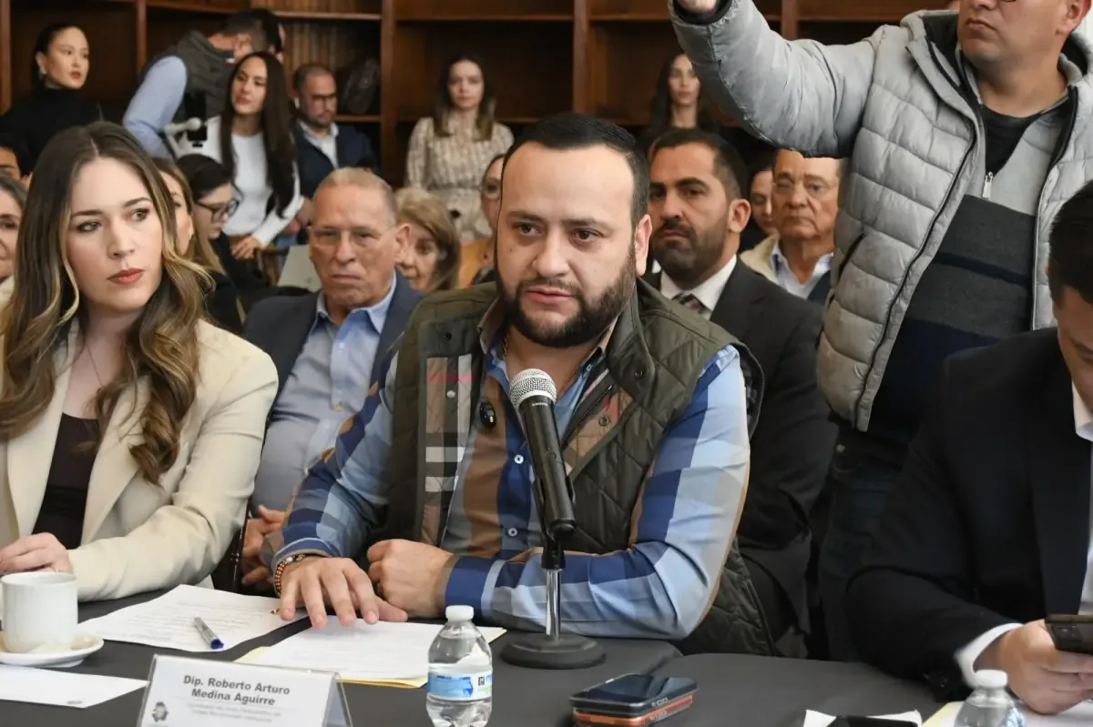 La falta de invitación al ex diputado genera controversia en el ámbito político local.