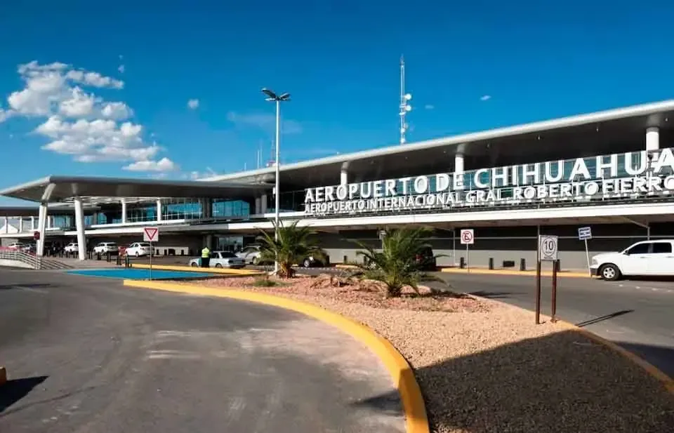 La falta de opciones de transporte y fallas en el sistema de cobro impactan el turismo y la imagen de la ciudad.