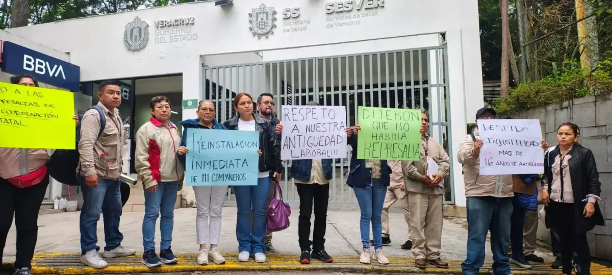 La falta de renovación de contratos laborales provoca protestas en Xalapa.