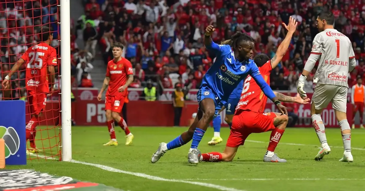 La falta no sancionada de Ebere genera controversia en la Liga MX.