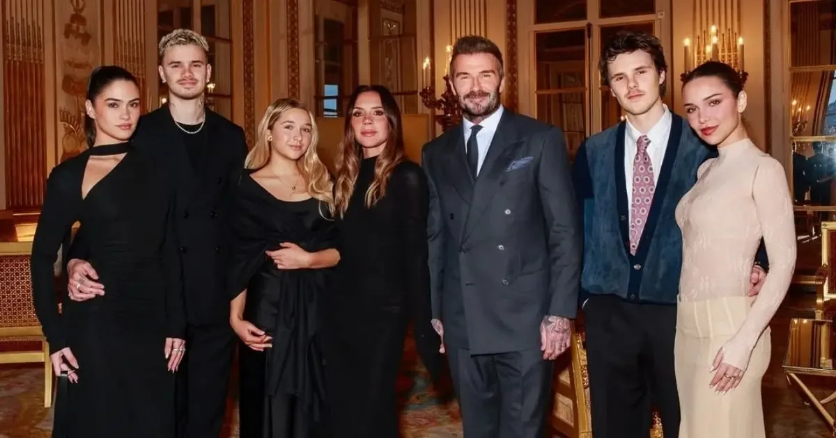 La familia Beckham en la ceremonia de honor a Victoria Beckham en París.