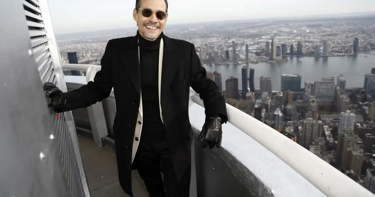 La familia de Marc Anthony unida en el camino del entretenimiento.