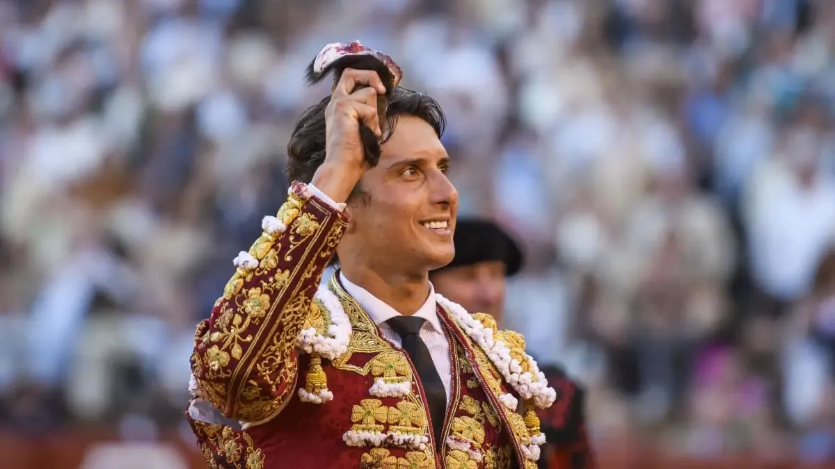 La familia del torero se une a su lado tras la grave cornada sufrida en la Maestranza.