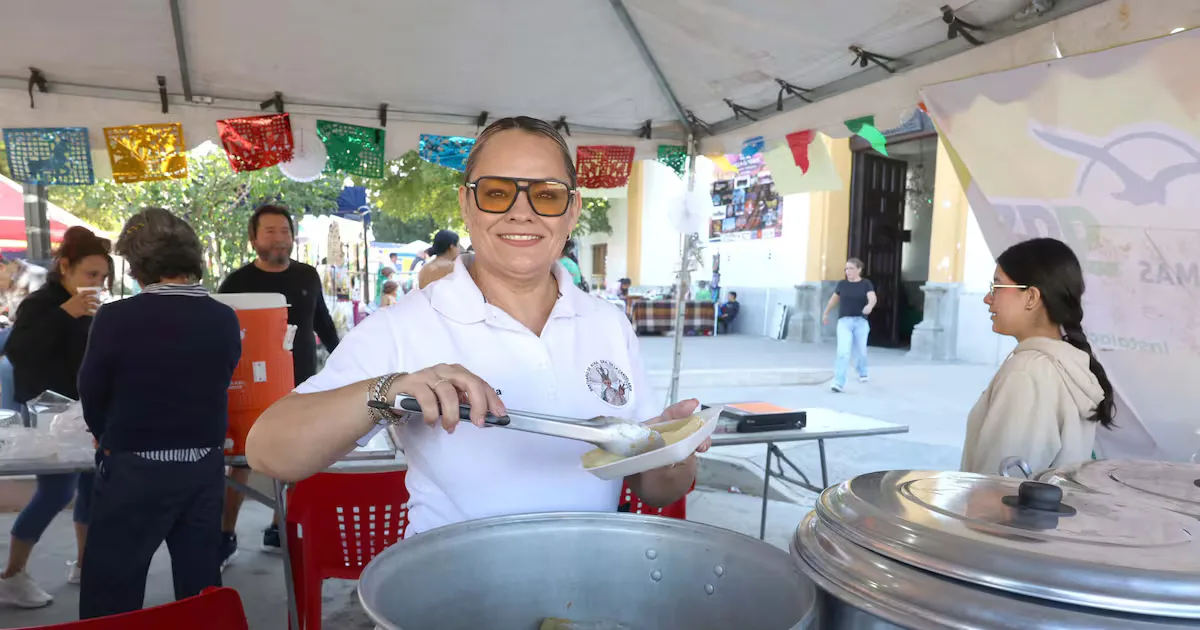 La familia Moreno vende tamales en las Fiestas de la Candelaria en Villa de Seris.