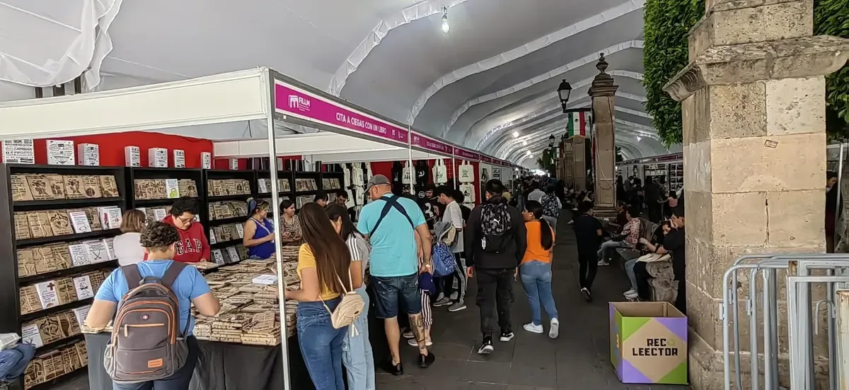 La feria promueve la lectura y la escritura a través de actividades para jóvenes y adultos.