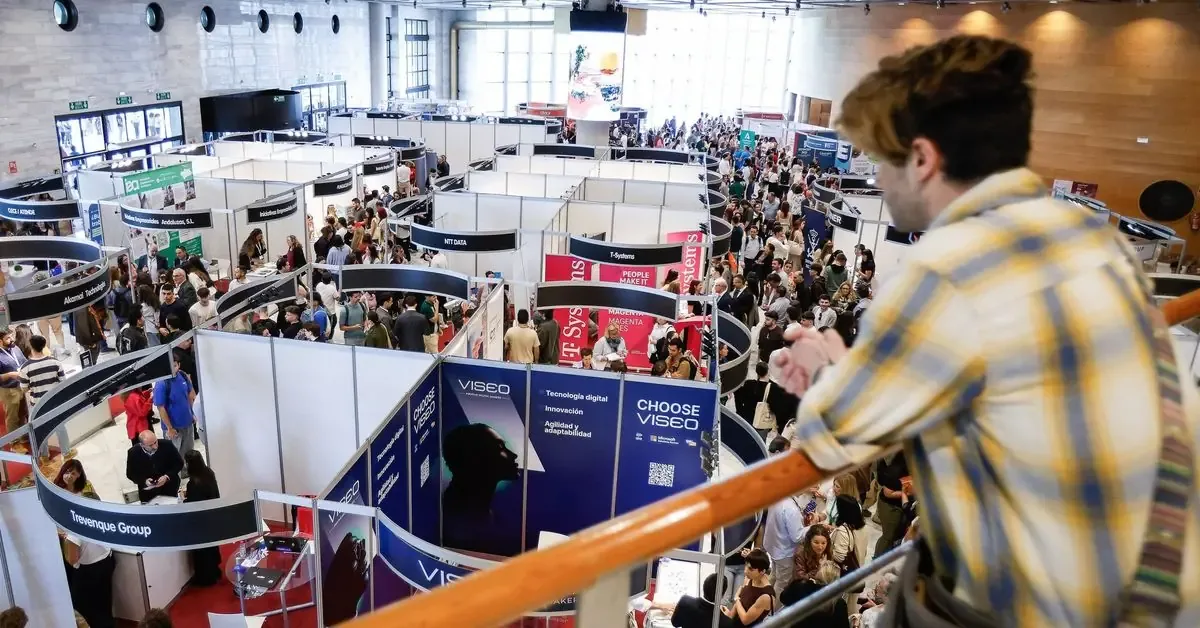 La feria destaca la importancia de habilidades blandas y conocimientos en IA para el empleo en el sector.