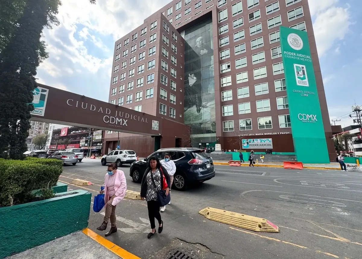 "La FGJ investiga la incidencia de delitos cometidos por servidores públicos en CDMX."