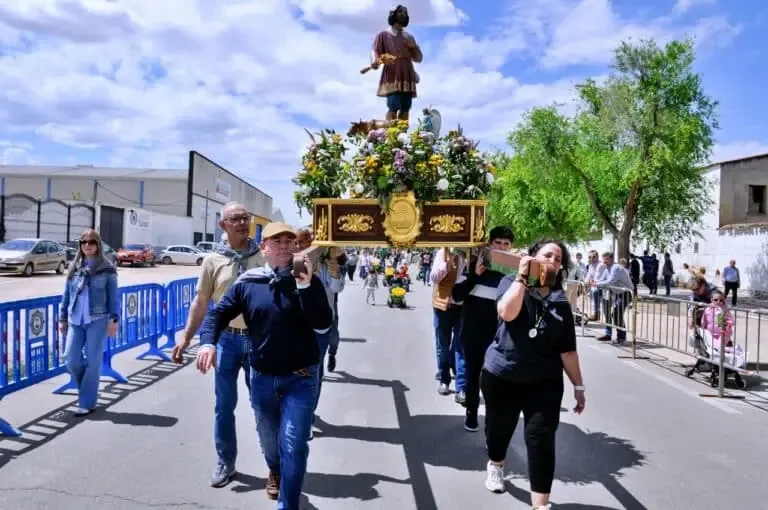 Las celebraciones del patrón de agricultores en Tomelloso atraen a miles de participantes y tradición.