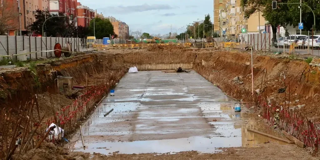 La finalización de los muros de los túneles avanza hacia su culminación en Pino Montano, facilitando obras de reurbanización.