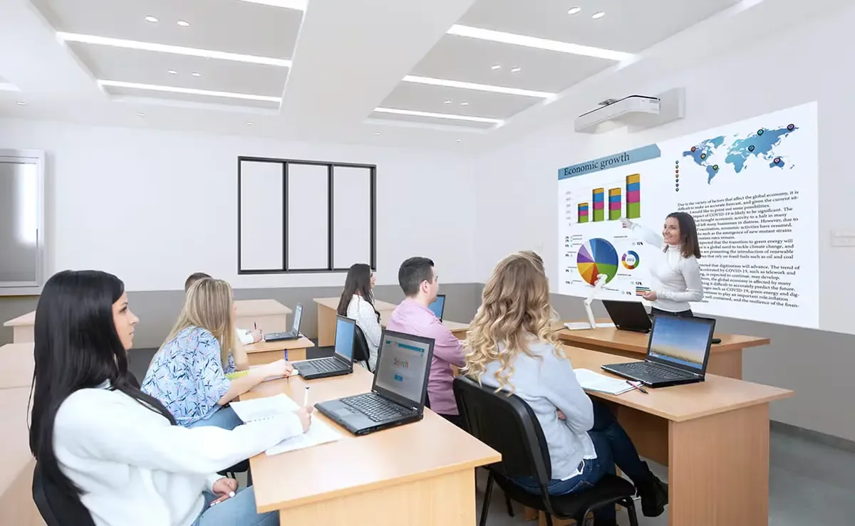 La firma busca reducir la brecha digital mediante soluciones interactivas y accesibles para aulas en la región.